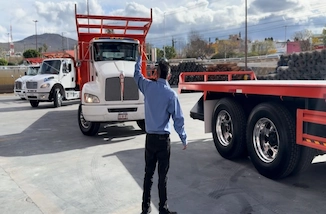 Camiones de mudanza y personal profesional de logística