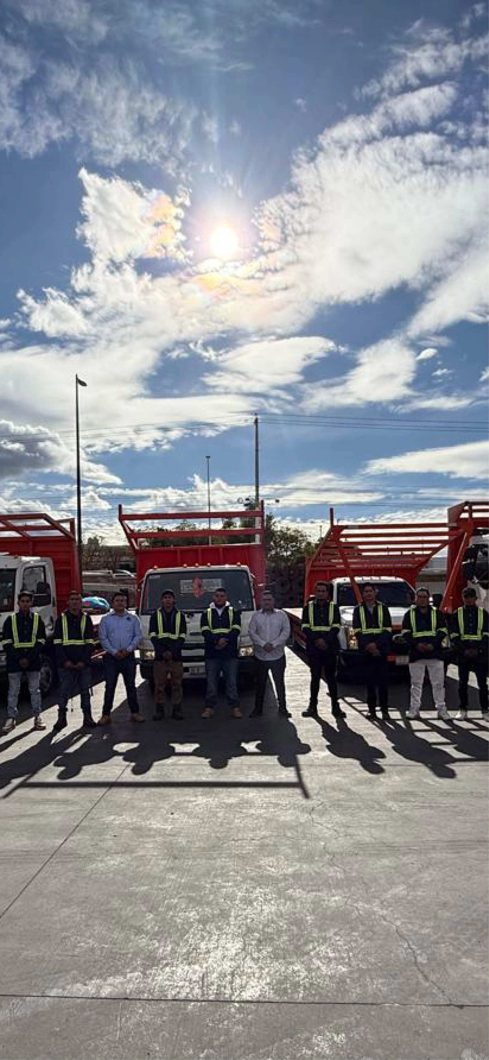 Camiones de mudanza y personal profesional de logística